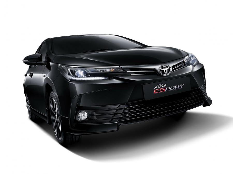  Toyota Corolla Altis ESport 2016 года  (фото 2 из 3)